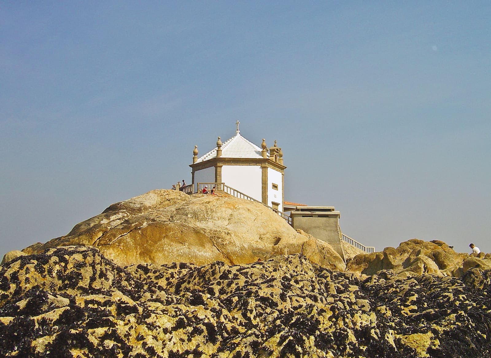 A Ermida do Senhor da Pedra sobre o rochedo, na praia de Miramar